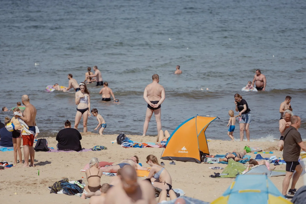 ludzie wypoczywają i kąpią się w Bałtyku na plaży w Brzeźnie
