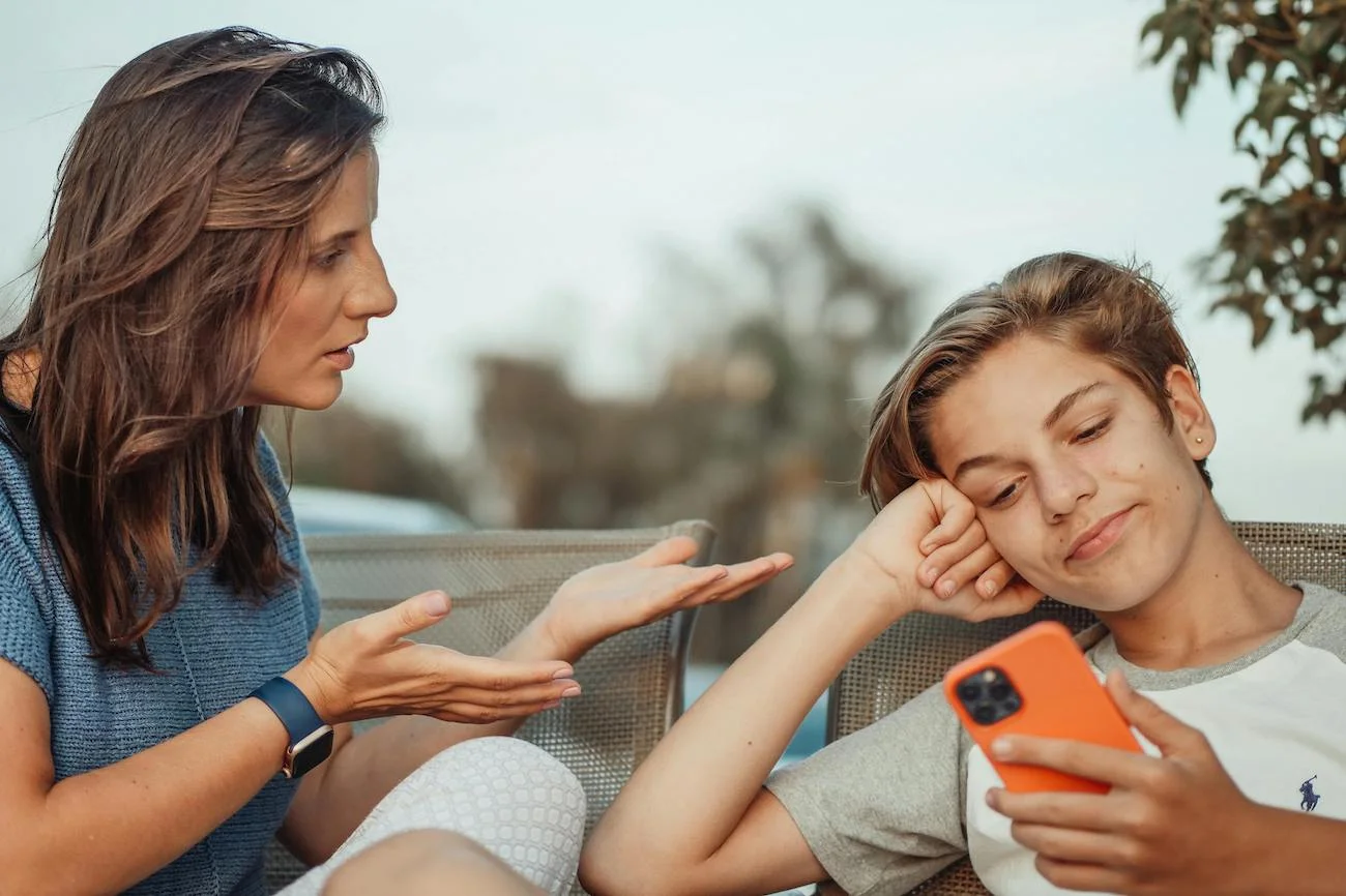 mama kłóci się z dzieckiem o telefon