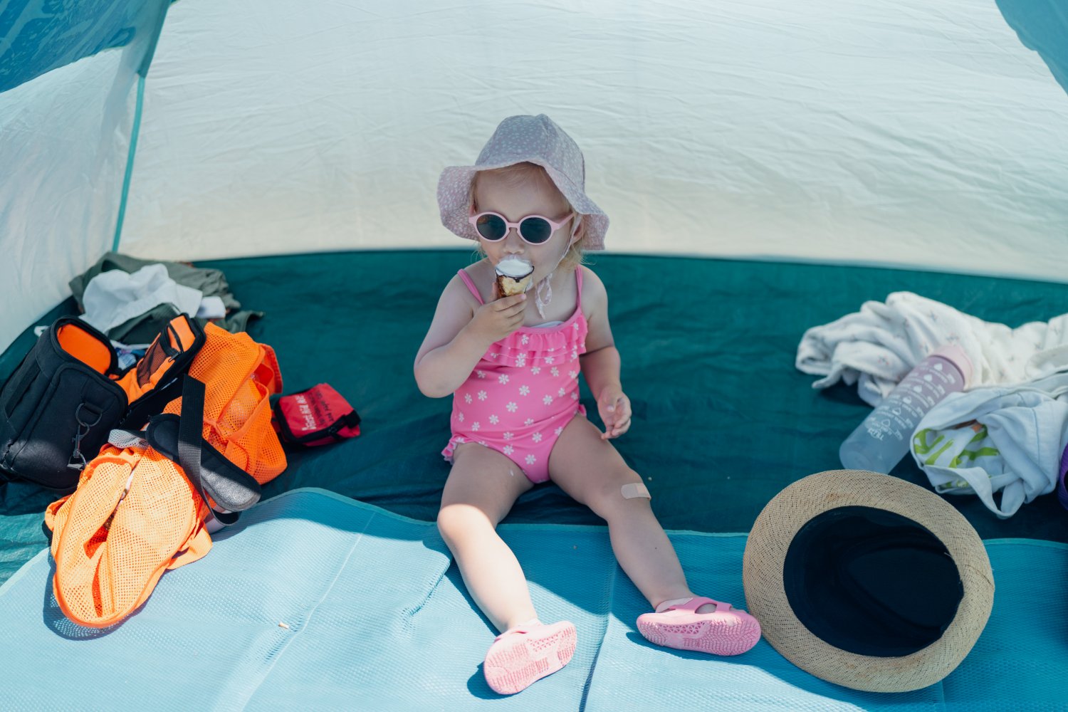 dziecko w namiocie plażowym