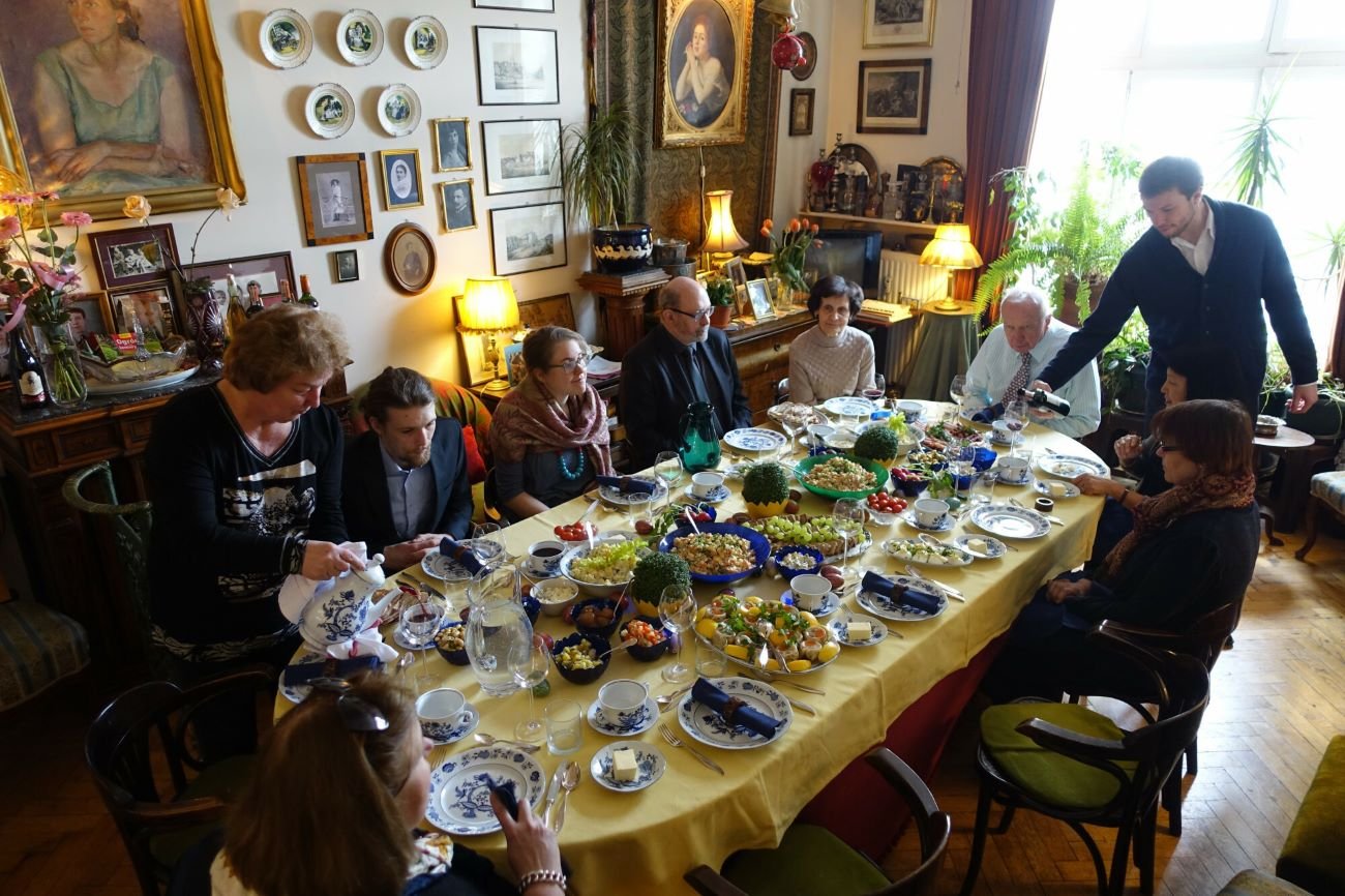 (zdjęcie ilustracyjne) Atmosferę świąt tworzą ludzie, którzy gromadzą się przy wspólnym stole.