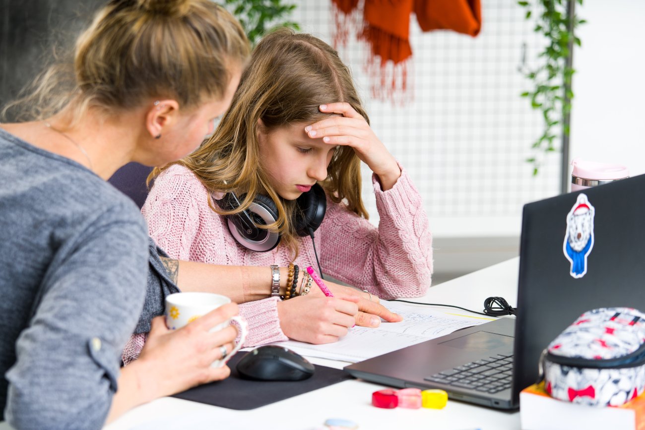 odrabianie lekcji z dzieckiem, słabe oceny dziecka w czasie nauki zdalnej