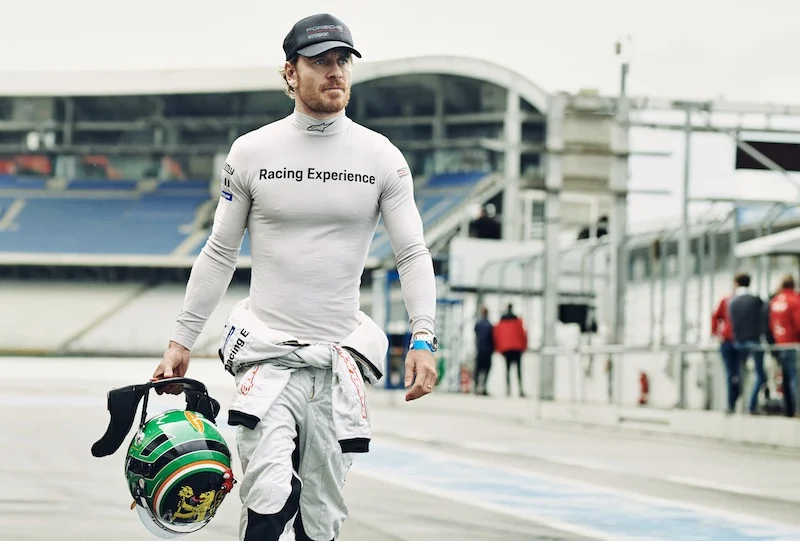 Michael Fassbender jako kierowca wyścigowy podczas zawodów serii Porsche Super Sports Cup Germany w 2019 roku