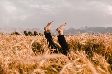 One potrzebują szczególnego dotyku. Jak facet powinien dbać o stopy latem?