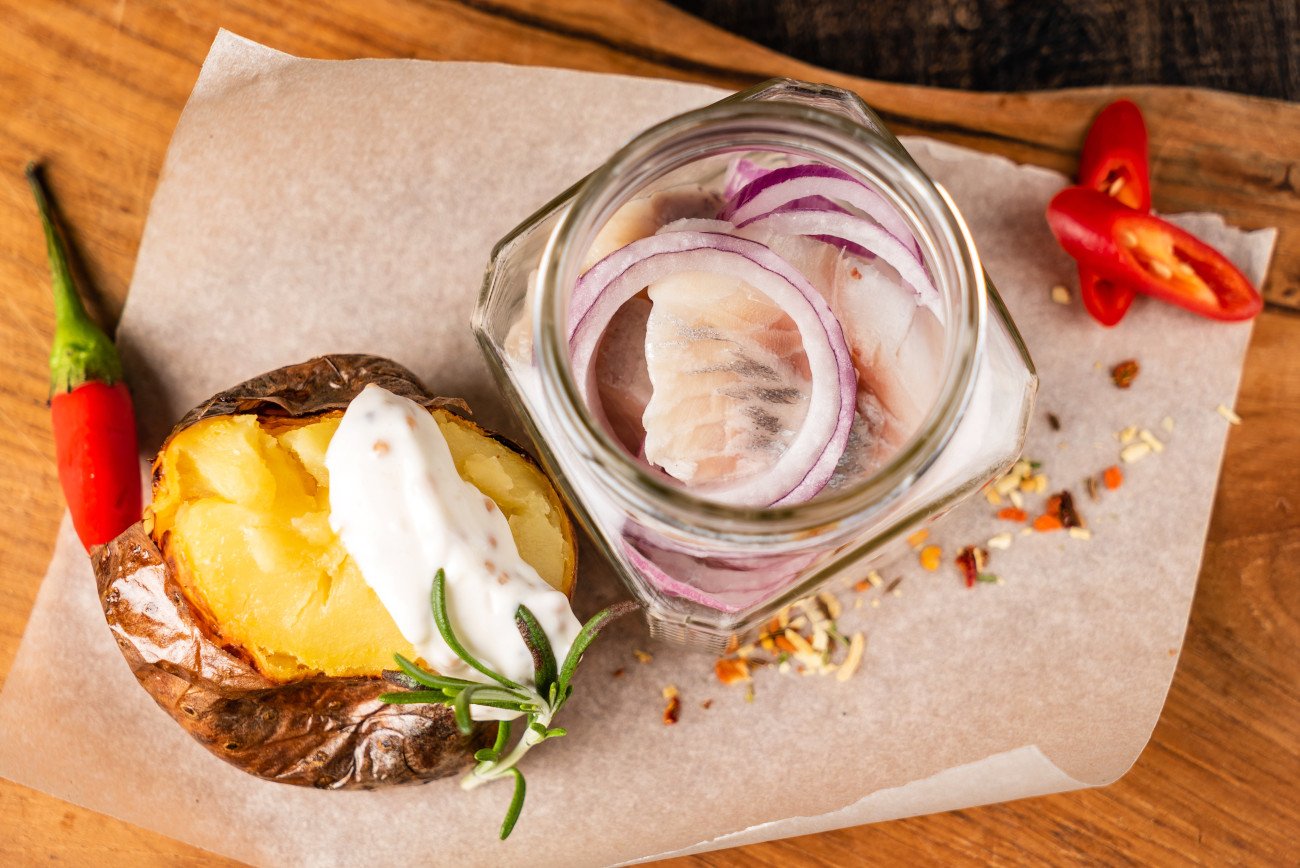 Śledzie z pomidorami i chili