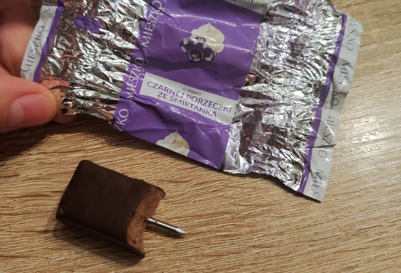 cukierki halloween ostre przedmioty