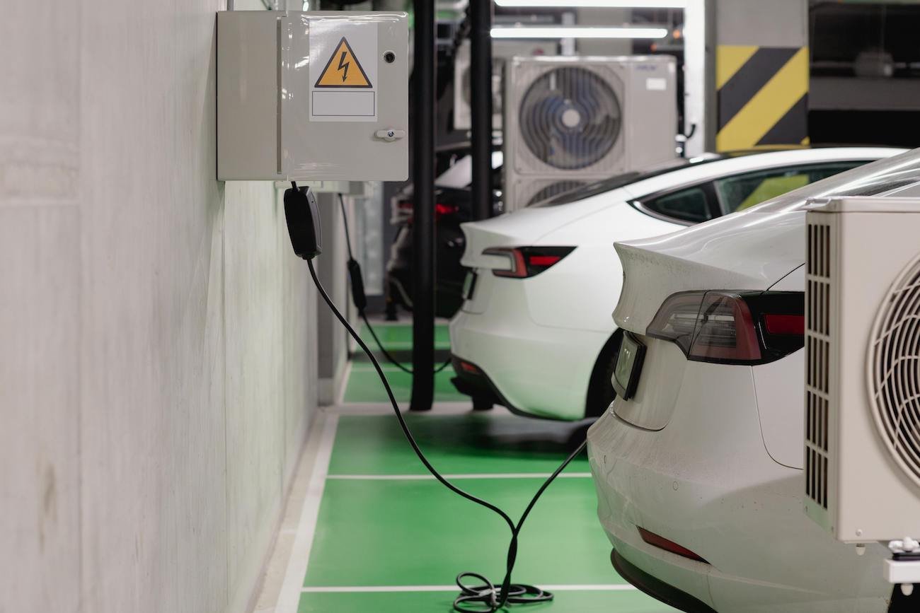 ładowanie samochodu elektrycznego w garażu