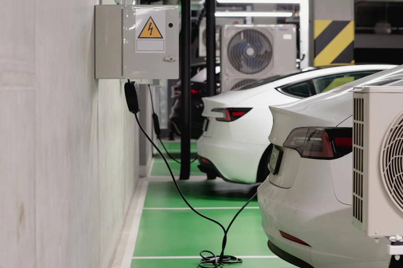 ładowanie samochodu elektrycznego w garażu
