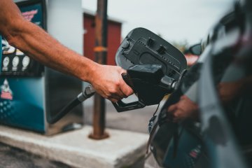 z której strony jest wlew paliwa, skąd wiadomo, gdzie otworzyć wlew, jak zatankować auto.