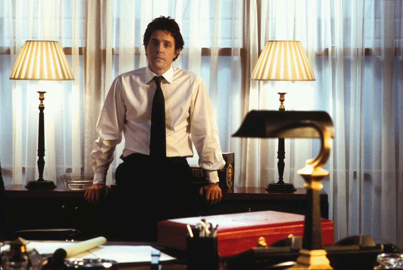 Hugh Grant jako premier Wielkiej Brytanii w "To właśnie miłość" (2003)