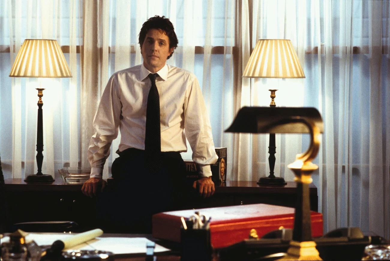 Hugh Grant jako premier Wielkiej Brytanii w "To właśnie miłość" (2003)