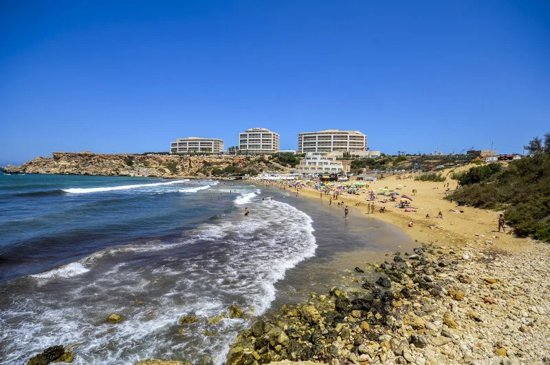 Golden Bay, jedna z najpopularniejszych piaszczystych plaż Malty