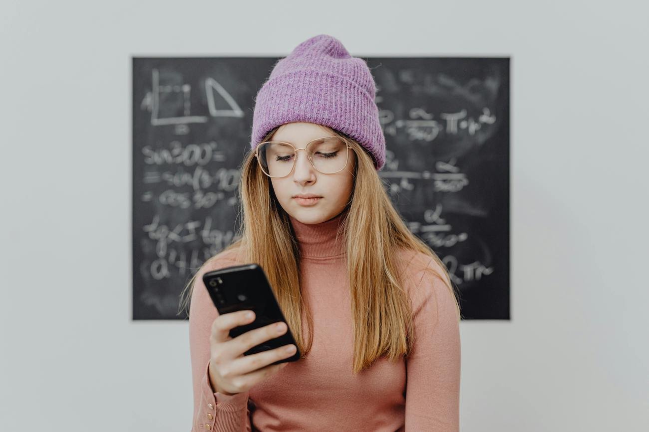 MEN mięknie w sprawie zakazu telefonów w szkołach. "Potrzeba realnych ograniczeń" 