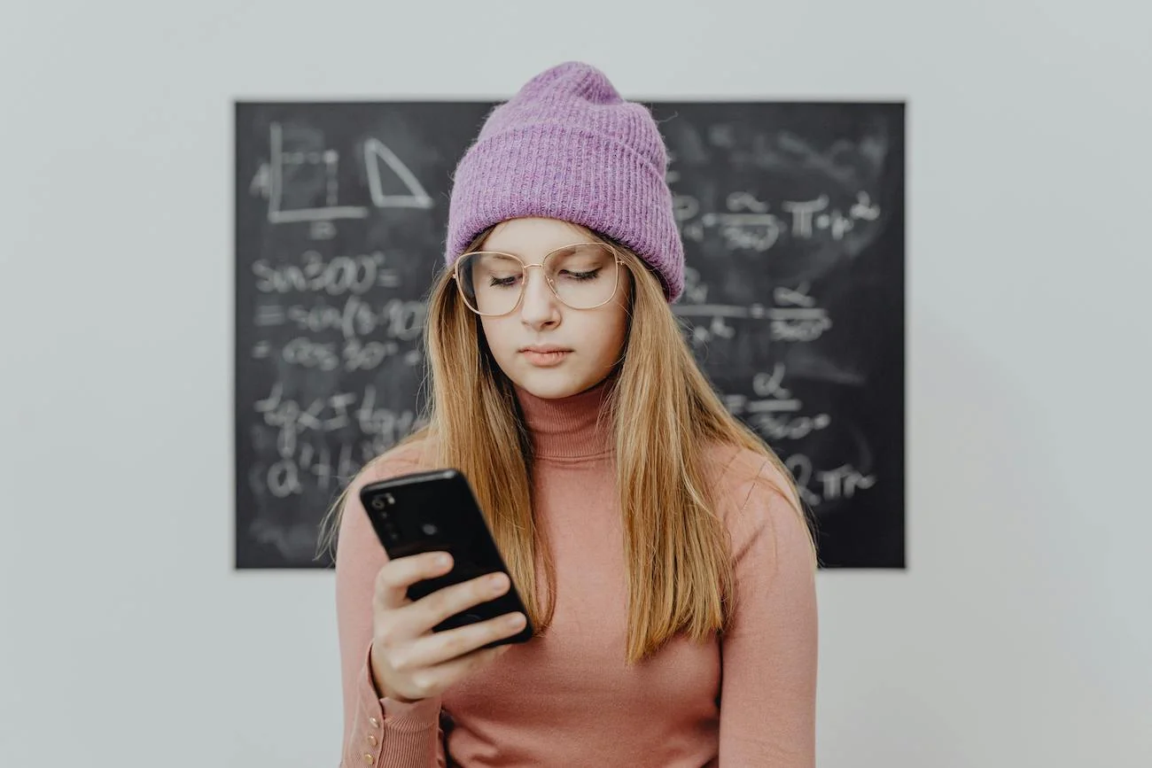 smartfon szkoła uczennica