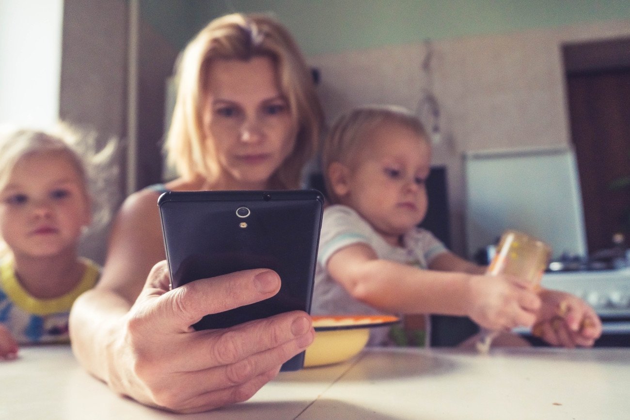 Rodzic ciągle gapi się w telefon. Oto skutki takiego rodzicielstwa