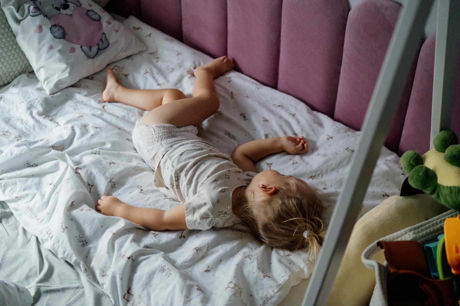 dziecko w łóżeczku tipi