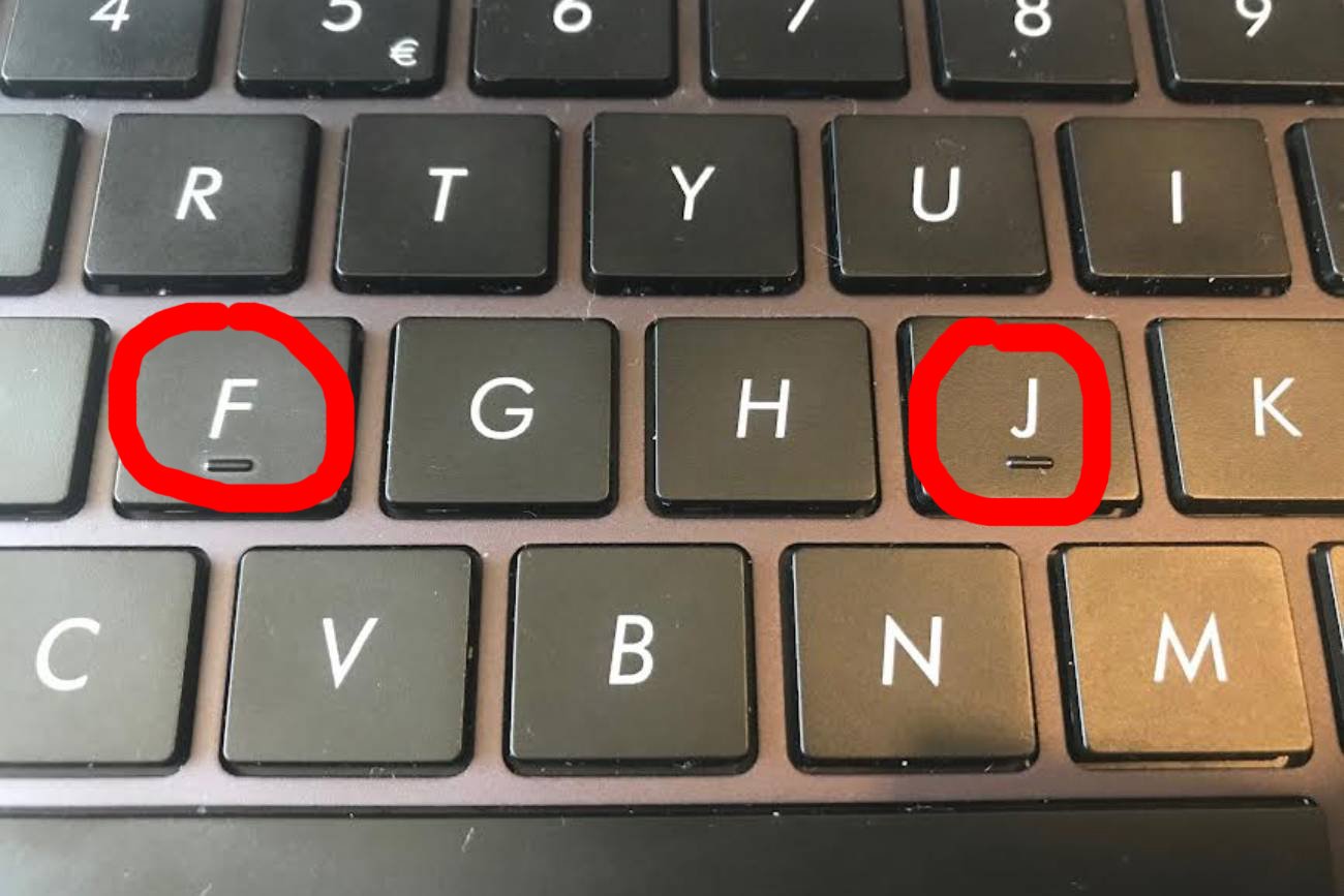 Klawiatura z zaznaczonymi przyciskami "f" i "j"