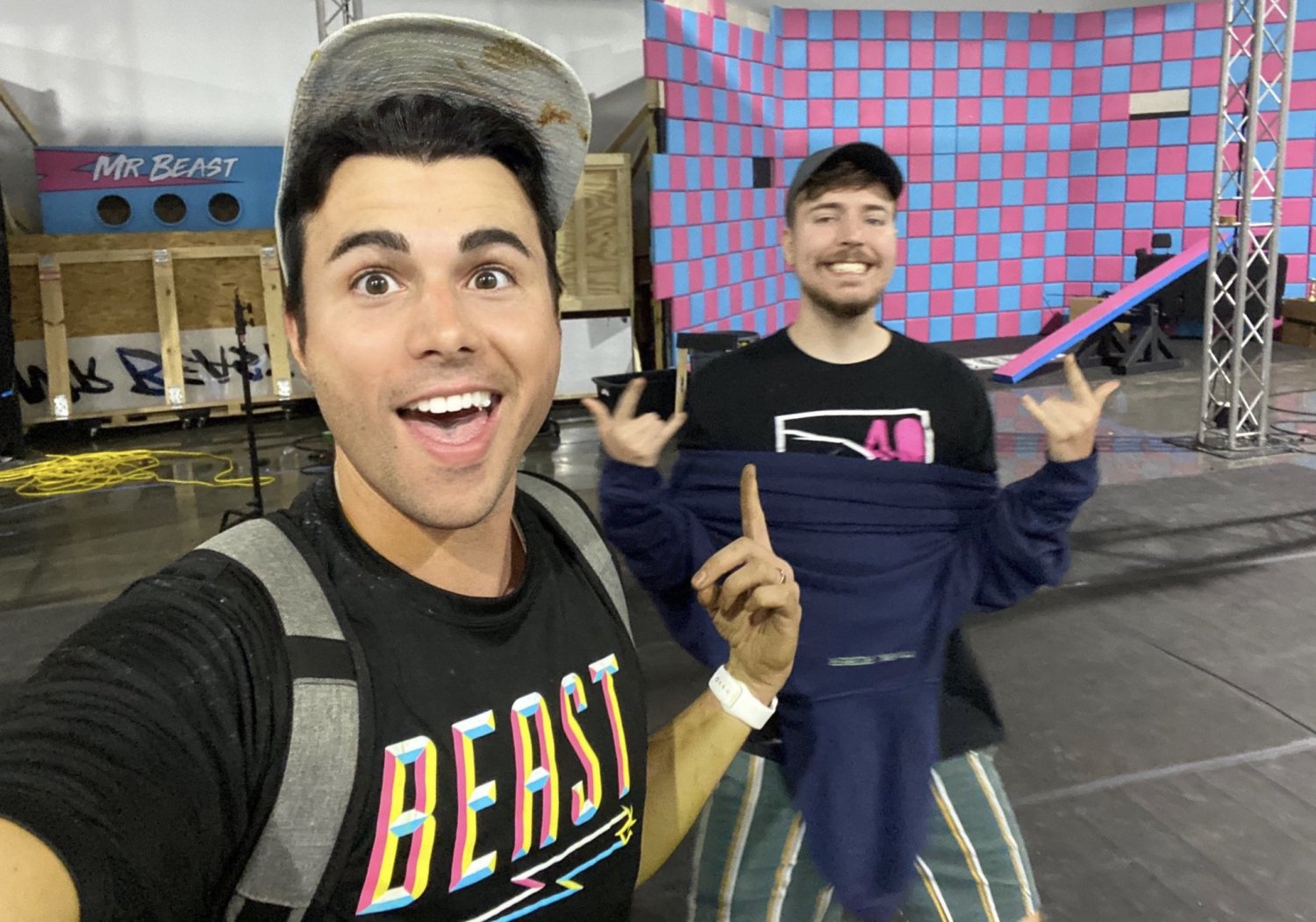 Amerykański twórca ma na koncie współprace z takimi gwiazdami internetu jak np. Mr. Beast