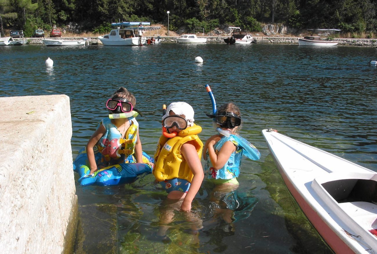 dzieci na plaży na wyspie Korcula