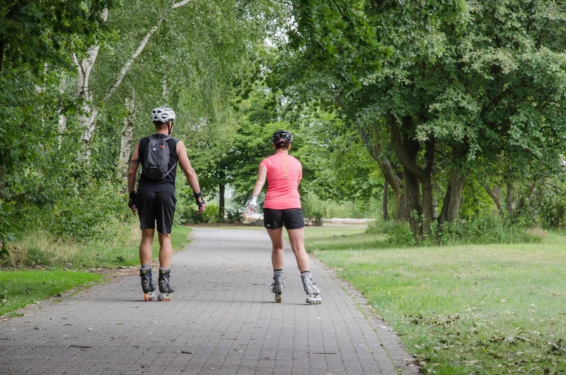 Gdzie jeździć na rolkach? Czy można jeździć po ścieżkach rowerowych?