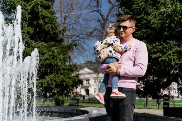 ojciec z dzieckiem