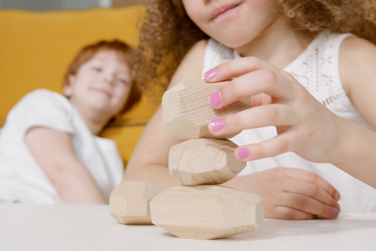 dzieci bawią się klockami