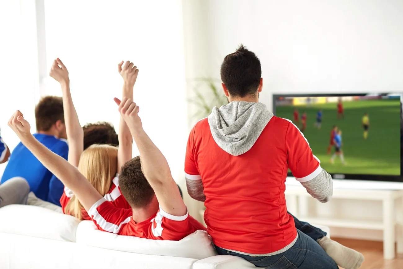Jak zadbać o piłkarską atmosferę na EURO 2024 podczas wspólnego kibicowania ze znajomymi przed telewizorem w twoim domu? Z myślą o gastronomicznym zapleczu oddajemy w twoje ręce trzy gotowe przepisy na smaczne przekąski od Sokołowa.