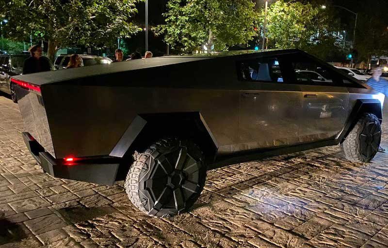 Tesla Cybertruck na ulicach Los Angeles. Za kierownicą Elon Musk