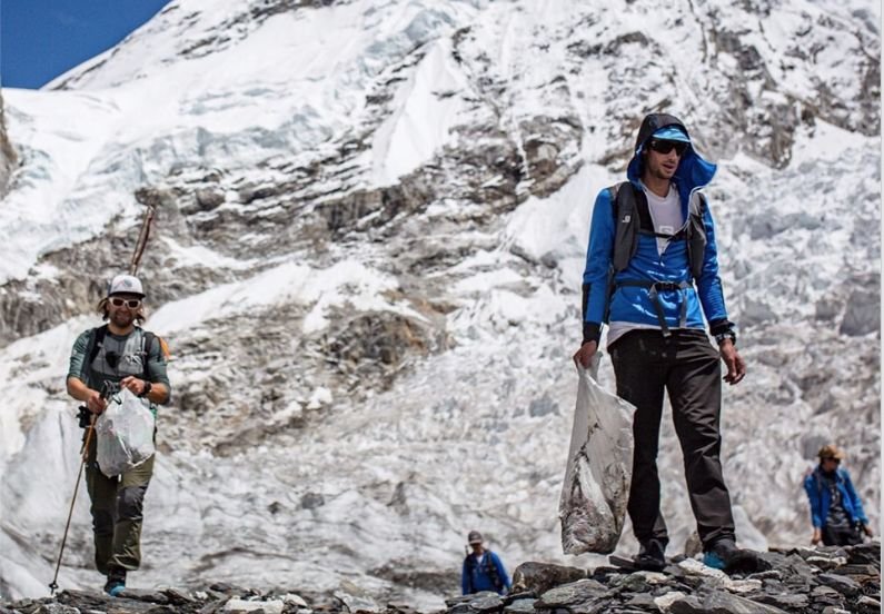 Andrzej Bargiel i kataloński wspinacz Kilian Jornet podczas sprzątania lodowca w Himalajach
