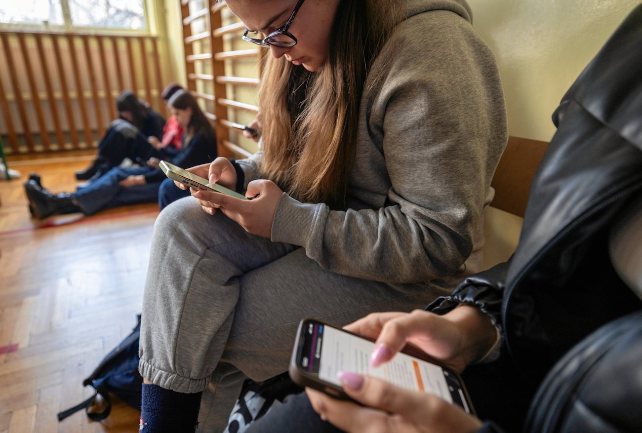 Kolejny kraj wprowadza zakaz telefonów w szkołach. Powód daje do myślenia