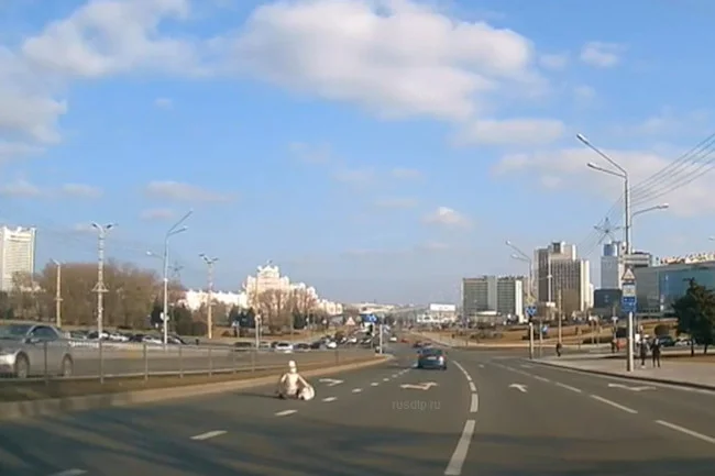 Dziewczynka rzuca się na kolana na jezdni