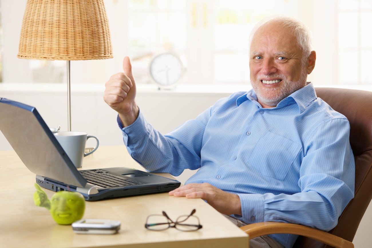 mężczyzna przy komputerze