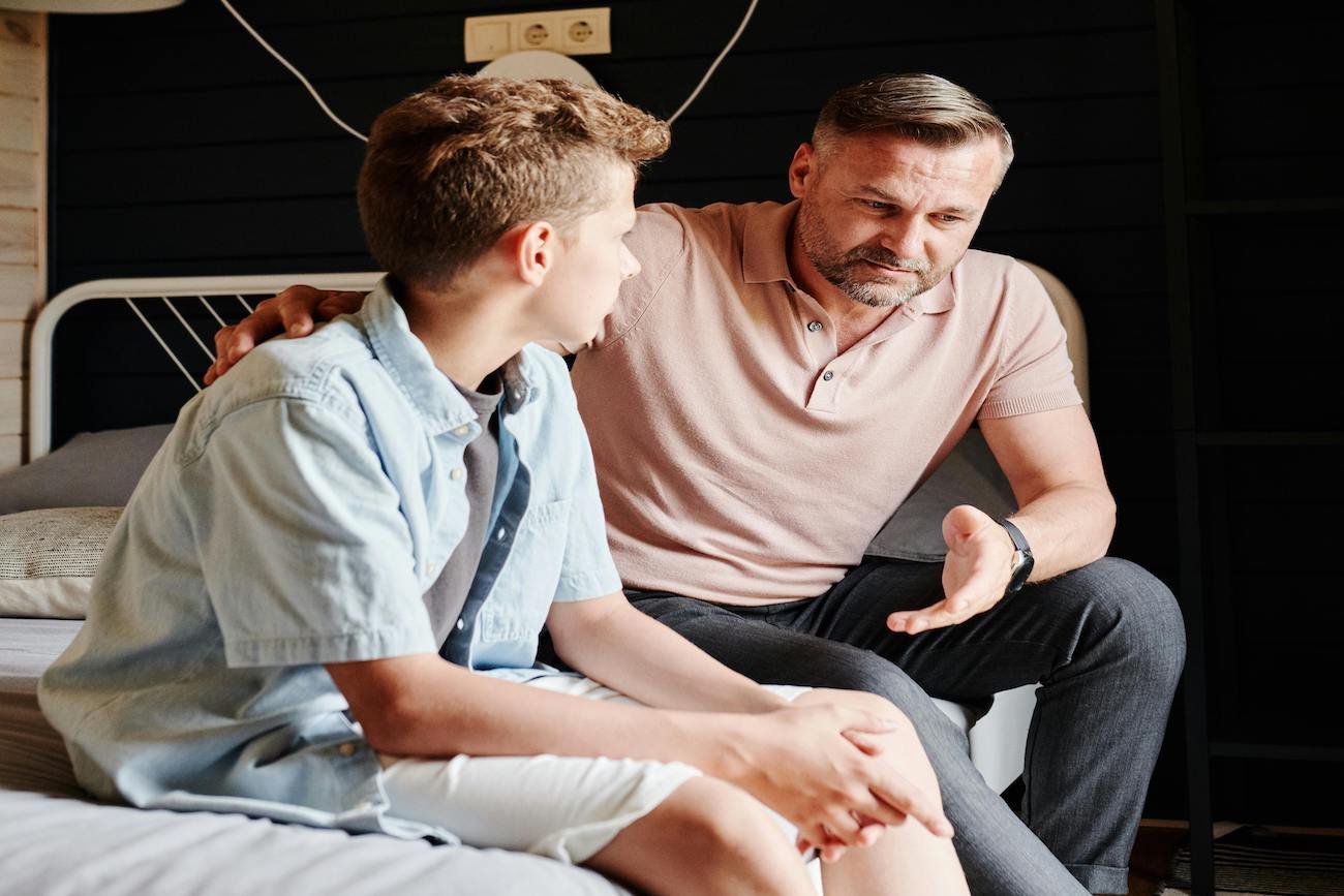 "Rozstaję się z twoją mamą". Psycholog o tym jak mądrze powiedzieć dziecku o rozwodzie 