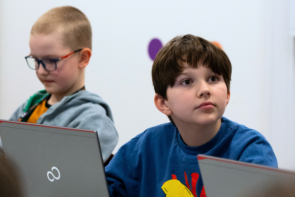 Giganci Programowania to jedna z największych w Polsce szkół nowych technologii, która oferuje dzieciom i młodzieży kursy wykorzystujące m.in. najpopularniejsze na świecie gry takie jak Minecraft czy Roblox.