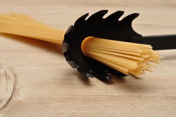 Otwór w łyżce do makaronu spaghetti ma ciekawe zastosowanie