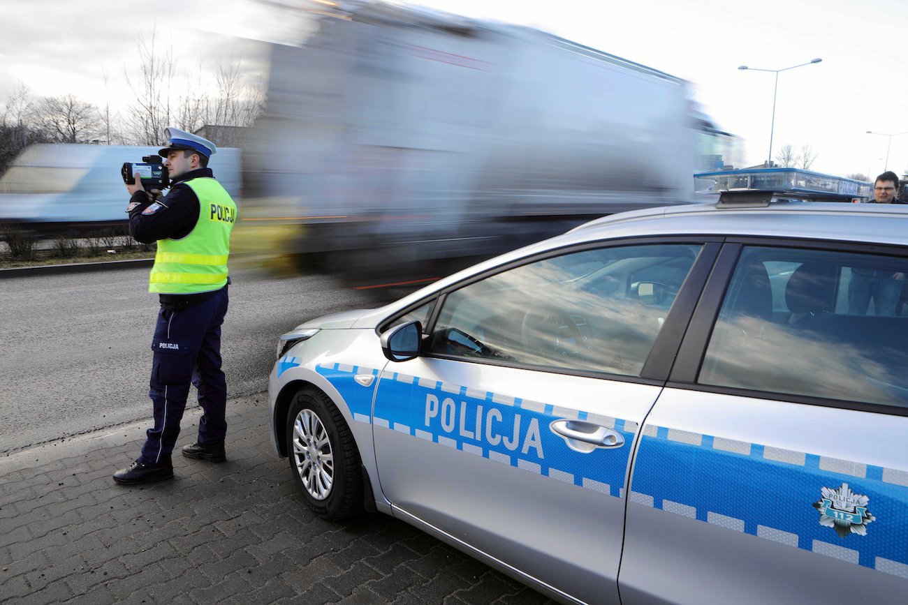 policjant mierzy prędkość samochodów