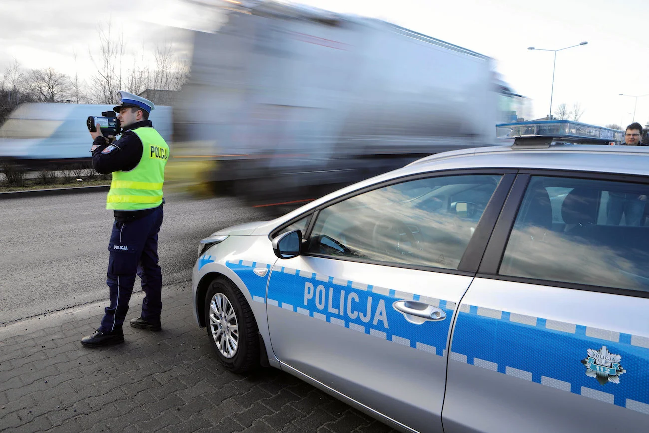 policjant mierzy prędkość samochodów