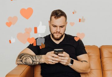 mężczyzna smartfon social media podryw