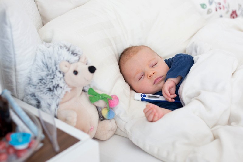 Gdy męczy nas gorączka, najczęściej sięgamy po preparaty z paracetamolem lub ibuprofenem. W przypadku niemowlaków – trzeba być szczególnie ostrożnym przy wyborze odpowiedniego leku.