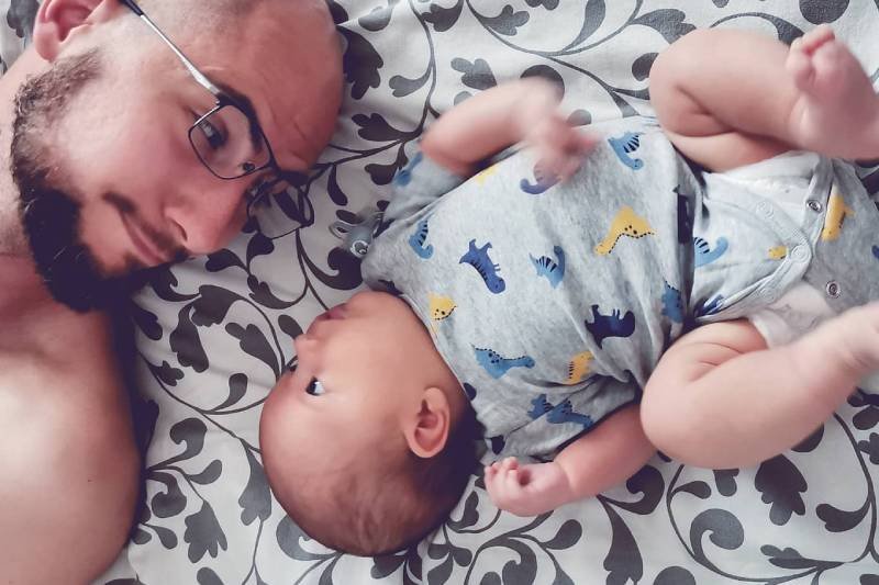 Jak wspierać kobietę karmiącą piersią? Poradnik dla zaangażowanego taty