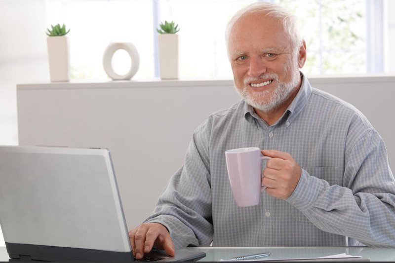 dziwny pan ze Stocka, pokolenie geriatrycznych miellennialsów, geriatric millennials, starszy pan pije kawę