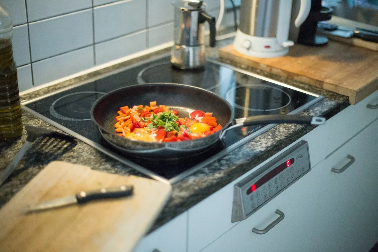 Używanie metalowych przyborów do teflonowych powierzchni może być potencjalnie niebezpieczne