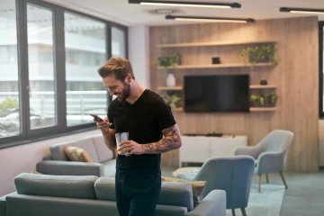 mężczyzna smartfon