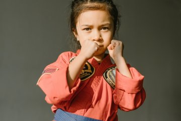 Nie ucz córki przepraszać. Tak wzmocnisz jej pewność siebie