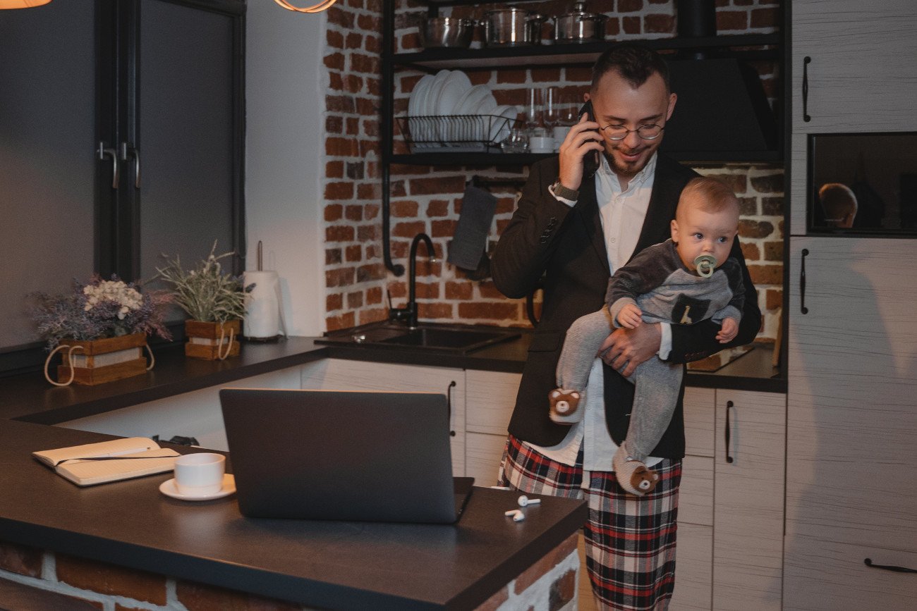 praca zdalna, praca z domu, niemowlę, tata, koronawirus, obowiązki domowe, wychowanie dziecka, homeoffice