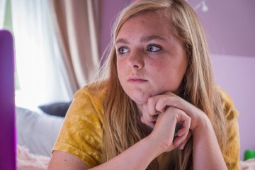 Kadr z filmu "Eighth Grade", jak dogadać się z nastolatkiem, kłótnie z nastolatkiem