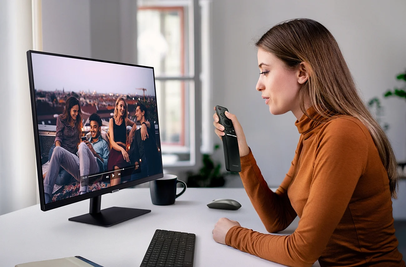Smart Monitor M7 można obsługiwać, korzystając ze wbudowanego w pilota asystenta głosowego Bixby. Wystarczy nacisnąć specjalny przycisk aktywujący mikrofon
