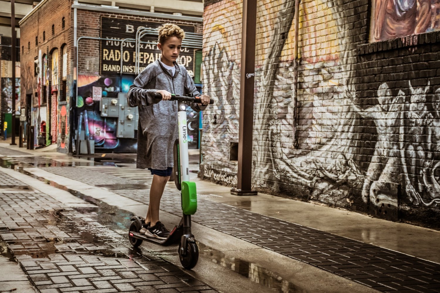 Hulajnoga elektryczna dla dziecka, czy to bezpieczne, na co zwrócić uwagę