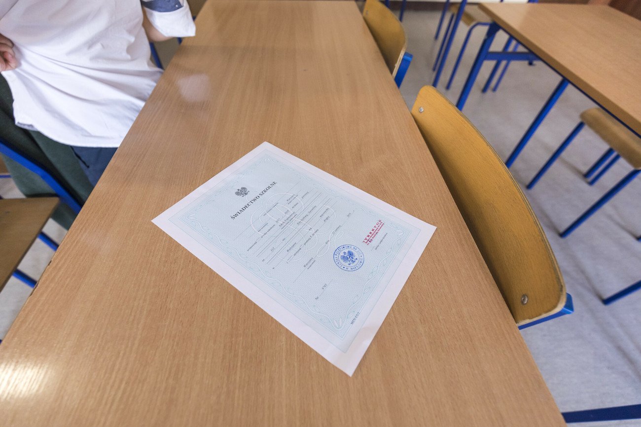 szkoła świadectwo uczniowie
