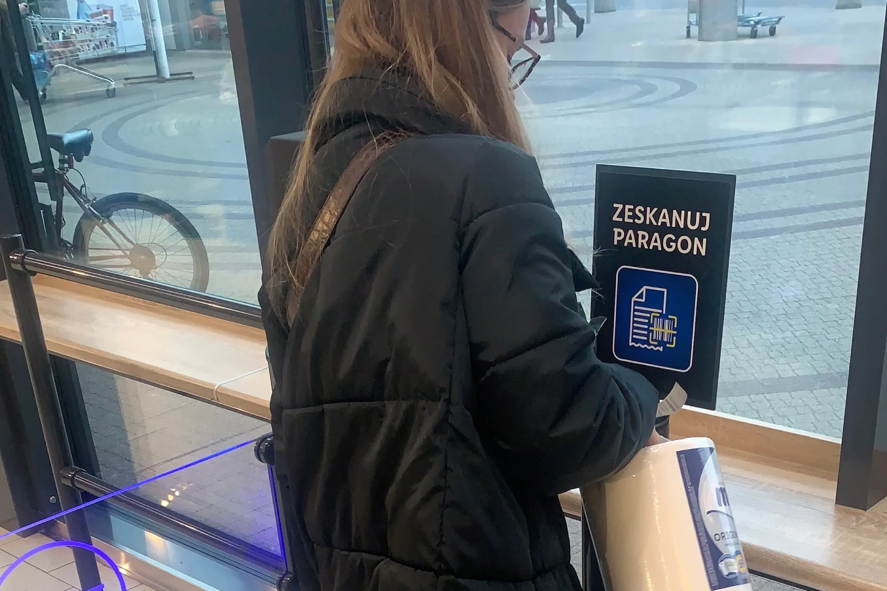 kobieta skanująca paragon