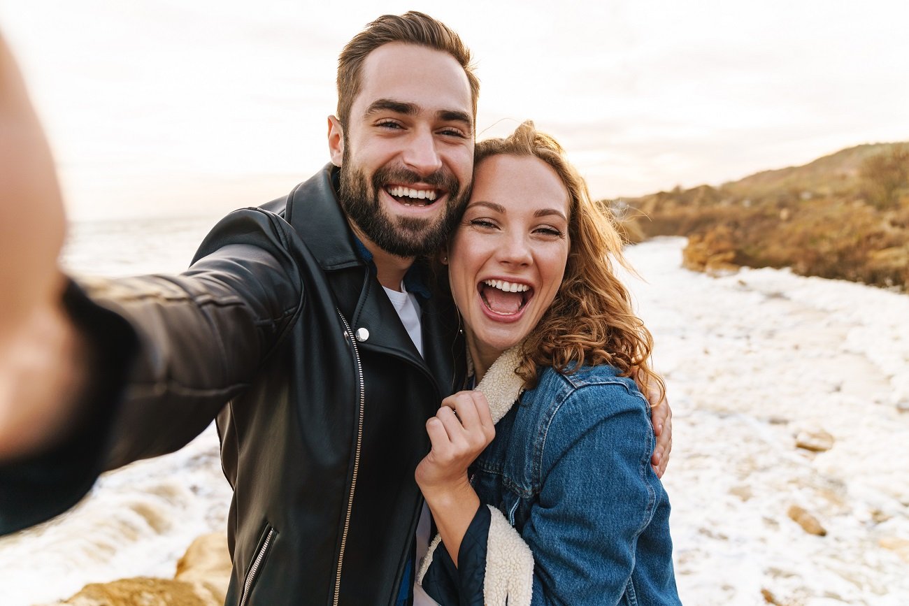 Te zachowania zdradzają, iż wpadłeś jak śliwka w kompot. Zwróć uwagę na mowę ciała
